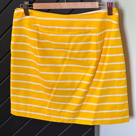 Banana Republic striped mini skirt. Very summery. Size 4. Excellent condition. - Picture 2 of 3